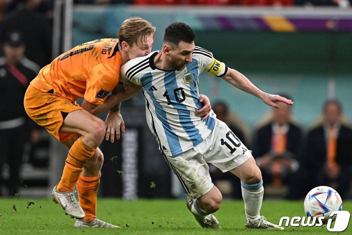 아르헨티나 리오넬 메시(오른쪽)가 네덜란드와 경기에서 드리블을 하고 있다.ⓒ AFP=뉴스1