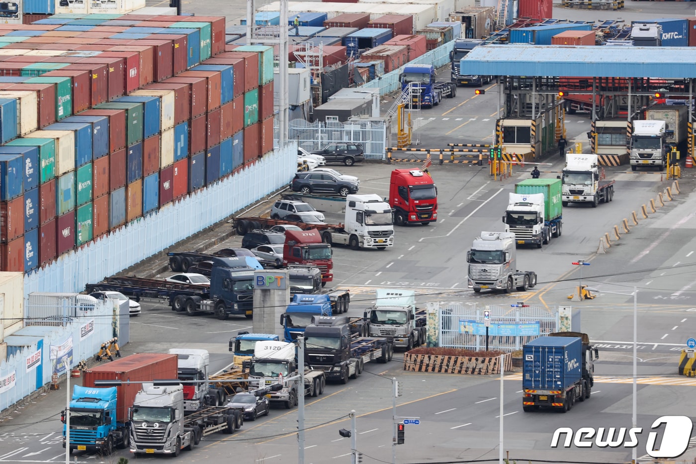민주노총 공공운수노조 화물연대본부(화물연대)가 총파업을 철회한 가운데 부산 남구 부산항 용당부두에 화물차량들이 운행으로 분주한 모습을 보이고 있다. 2022.12.12/뉴스1 ⓒ News1 김영훈 기자