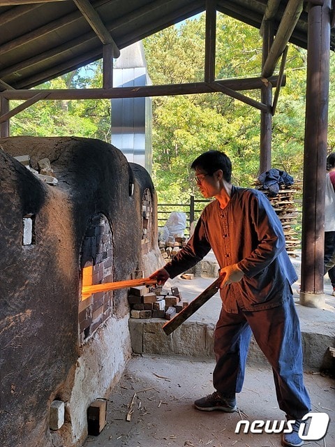 여주시 제 10호 도예명장에 선정된 이청욱 작가.(여주시 제공)