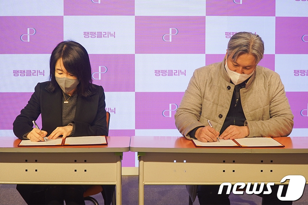 지난 2일 김하진 365mc대표원장협의회 회장(왼쪽)과 박현근 팽팽클리닉 대표원장이 허파고리 시술과 실리프팅 기술을 접목시키기 위해 공동연구 협약을 서울 365mc병원 오렌지홀에서 체결했다.(=365mc 제공)