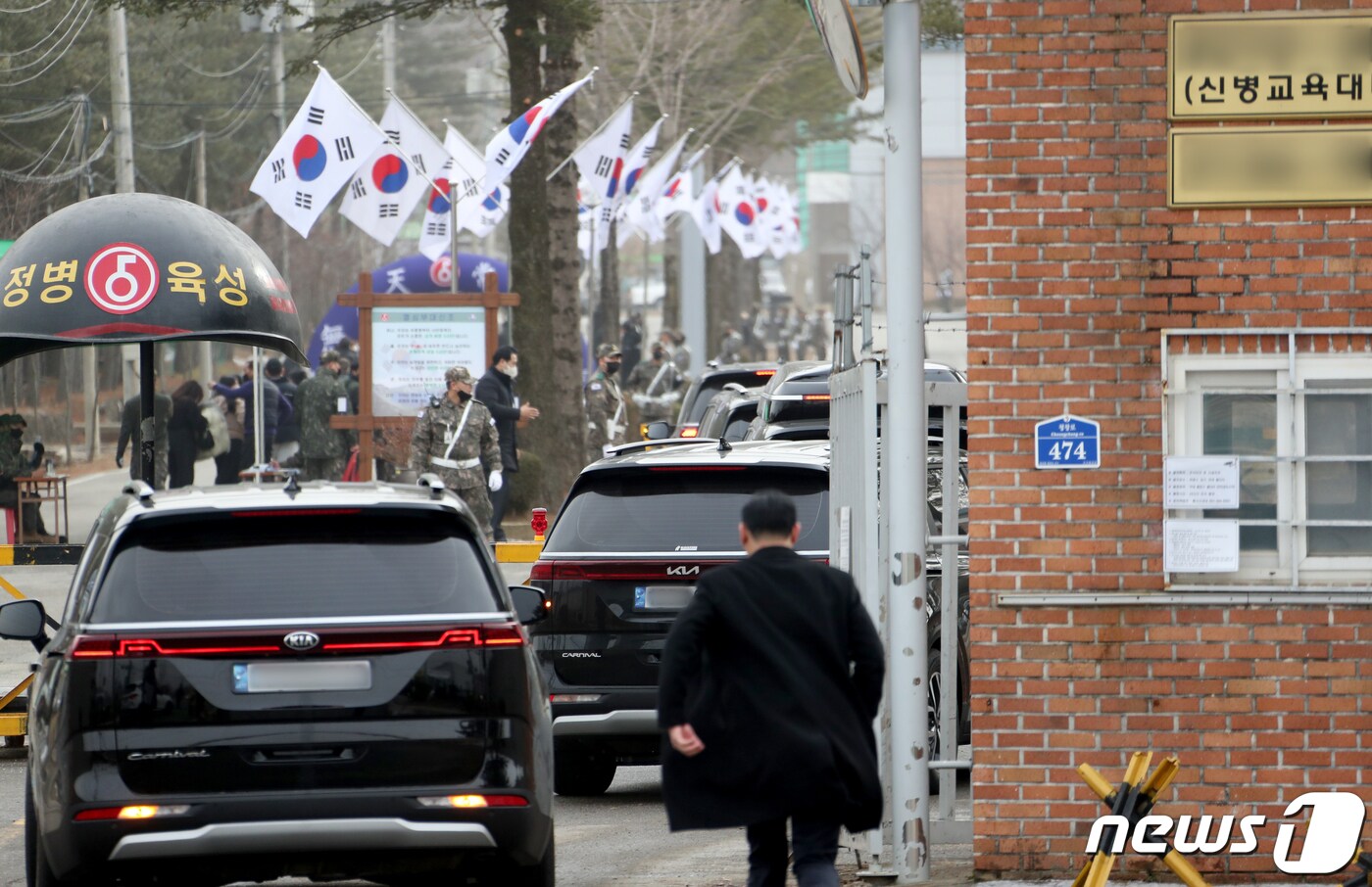 방탄소년단&#40;BTS&#41; 진이 13일 경기도 연천군 육군 5사단 신병교육대로 미리 등록된 차량을 타고 들어가고 있다. 2022.12.13/뉴스1 ⓒ News1 권현진 기자