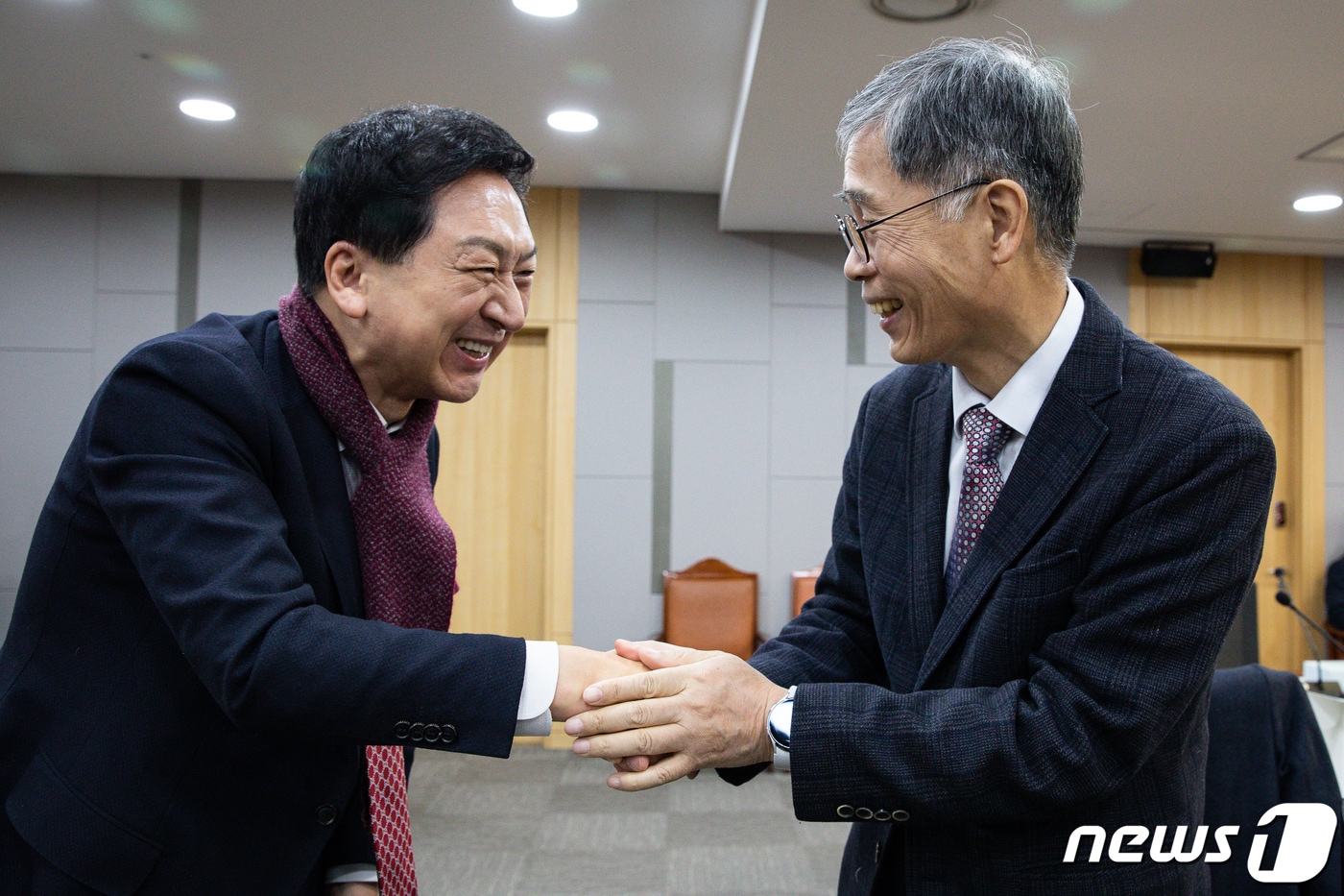 김기현 국민의힘 의원이 2022년 12월 14일 서울 여의도 국회 의원회관에서 열린 '혁신24 새로운 미래' 공부모임에 참석해 신평 변호사와 인사를 나누고 있다. ⓒ News1 유승관 기자