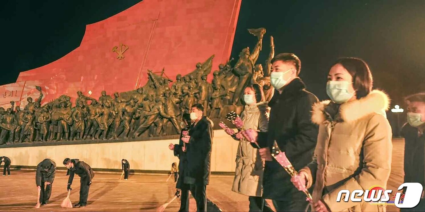 (평양 노동신문=뉴스1) = 북한 노동당 기관지 노동신문은 15일 김정일 국방위원장의 11주기(17일)를 앞두고 "12월의 날과 날이 흐를수록 천만 인민의 가슴 속에 간직된 그리움은 더욱 더 강렬해진다"면서 추모 분위기를 조성했다. [국내에서만 사용가능. 재배포 금지. DB 금지. For Use Only in the Republic of Korea. Redistribution Prohibited] rodongphoto@news1.kr