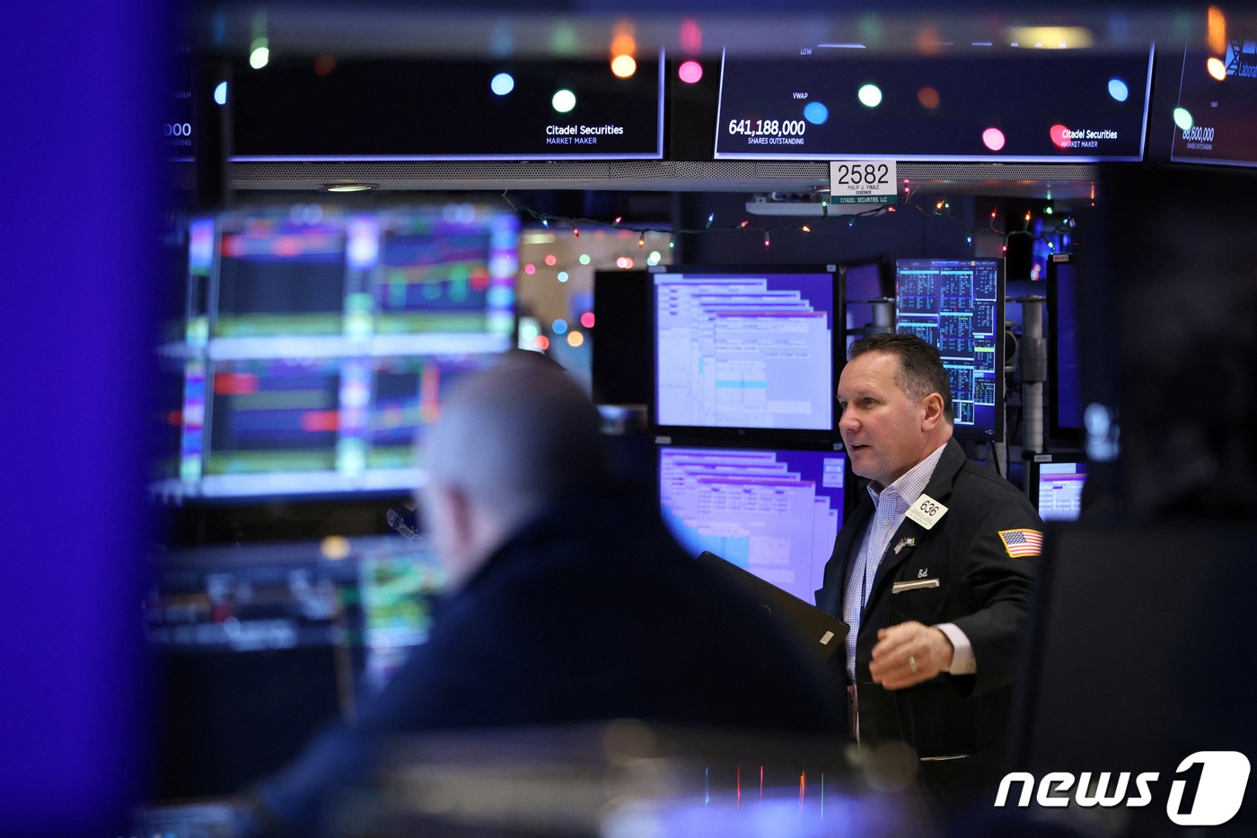 14일&#40;현지시간&#41; 미국 뉴욕 증권거래소&#40;NYSE&#41; 거래층에 한 트레이더가 일하고 있다. ⓒ 로이터=뉴스1 ⓒ News1 권진영 기자