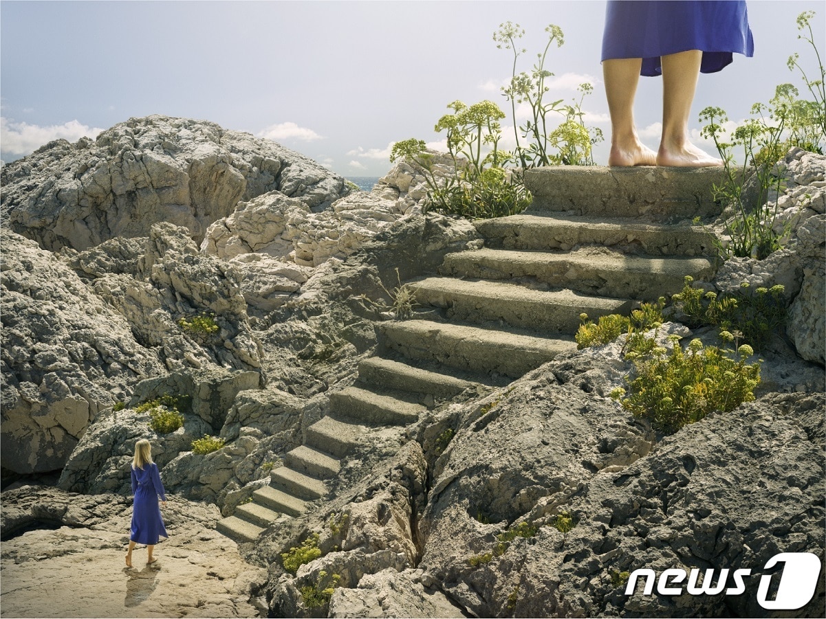 '상상을 찍는 사진작가'로 불리는 스웨덴 출신의 세계적 사진작가 에릭 요한슨의 사진전이 내년 3월5일까지 대구 경북대 미술관에서 열린다. 사진은 에릭 요한슨의 작품. (경북대 미술관 제공)/뉴스1