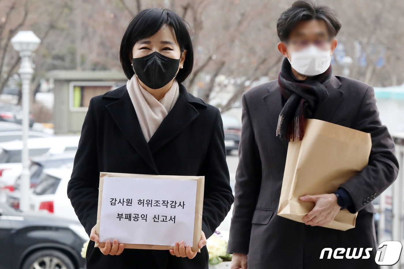 전현희 국민권익위원장이 15일 오전 경기 과천 고위공직자범죄수사처&#40;공수처&#41; 민원실 앞에 도착해 유병호 감사원 사무총장과 &#39;권익위 감사&#39; 제보자로 알려진 A씨를 공수처에 고발하기 위해 접수처로 향하고 있다. 2022.12.15/뉴스1 ⓒ News1 민경석 기자