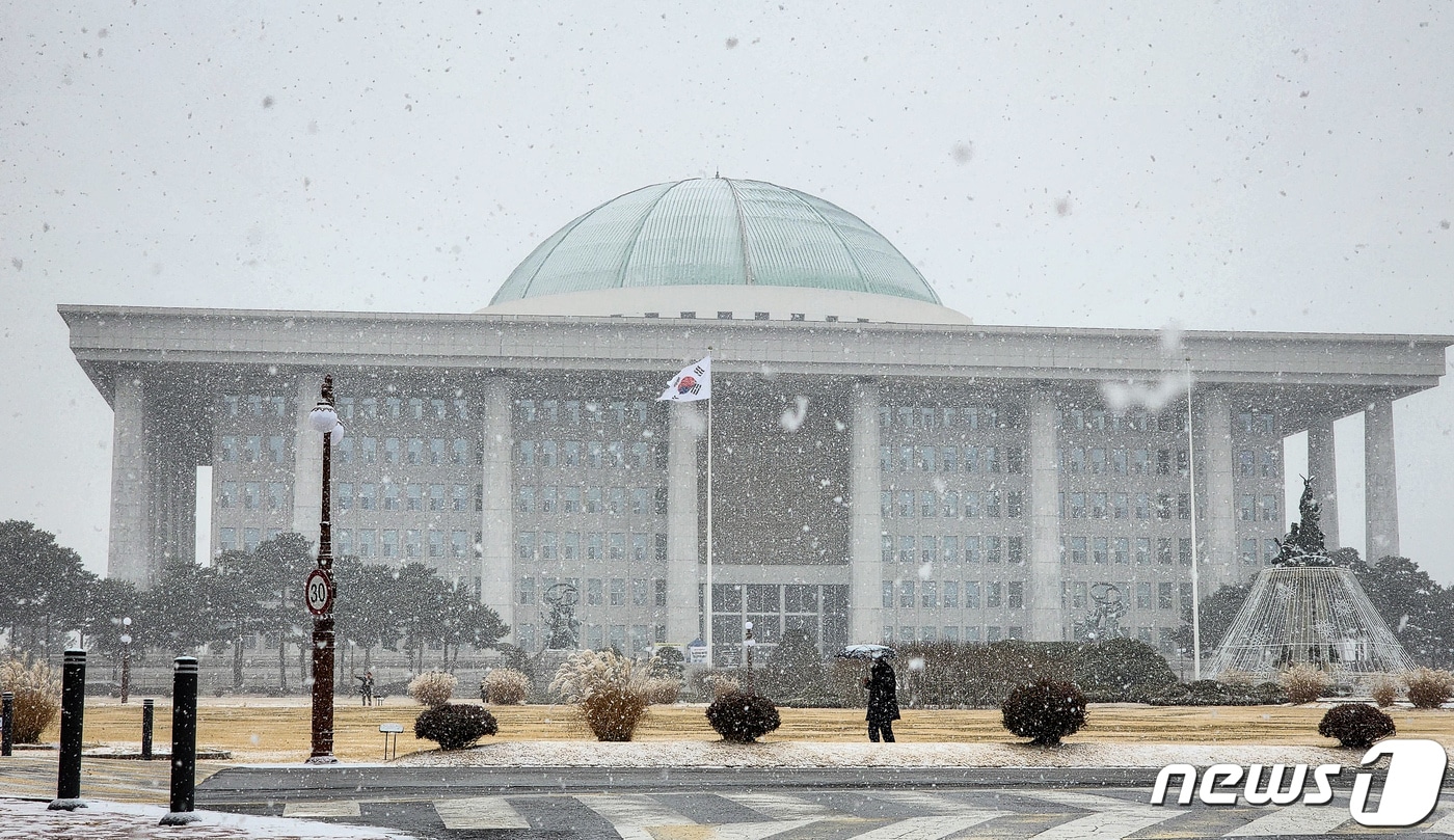 서울 등 중부지방에 대설주의보가 내린 15일 서울 여의도 국회 경내에서 한 시민이 발걸음을 재촉하고 있다. 2022.12.15/뉴스1 ⓒ News1 유승관 기자