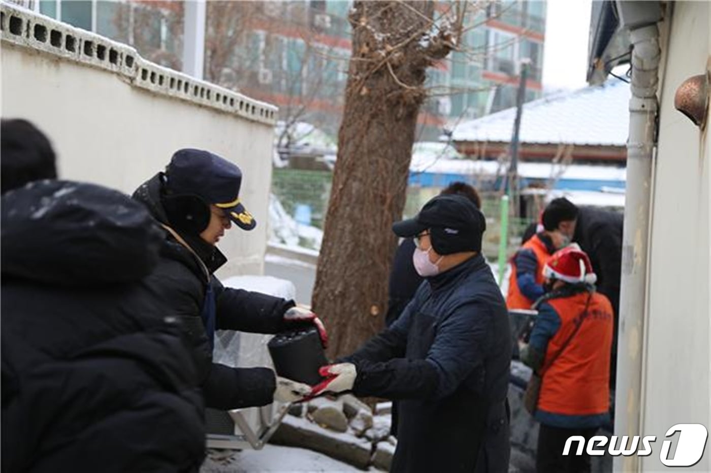  경기 동두천경찰서는 최근 동두천시 보산동 일대에서 &#39;사랑의 연탄&#39; 나눔 볼상활동을 했다.&#40;동두천경찰서 제공&#41;