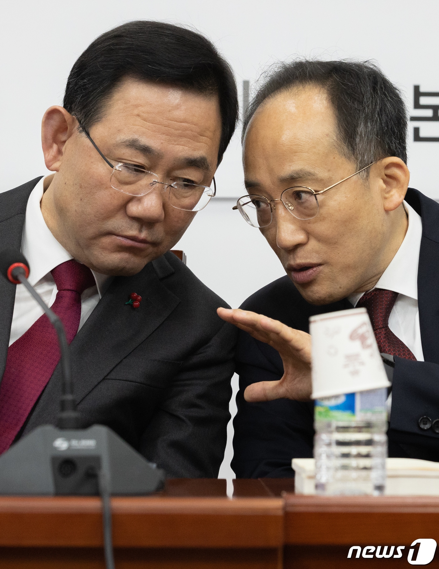2022년 12월 19일 당시 주호영 국민의힘 원내대표(왼쪽)와 추경호 경제부총리 겸 기획재정부 장관이 서울 여의도 국회에서 열린 2023년 경제정책방향 관련 당·정 협의회에서 대화하고 있는 모습. 2022.12.19 ⓒ 뉴스1 이재명 기자