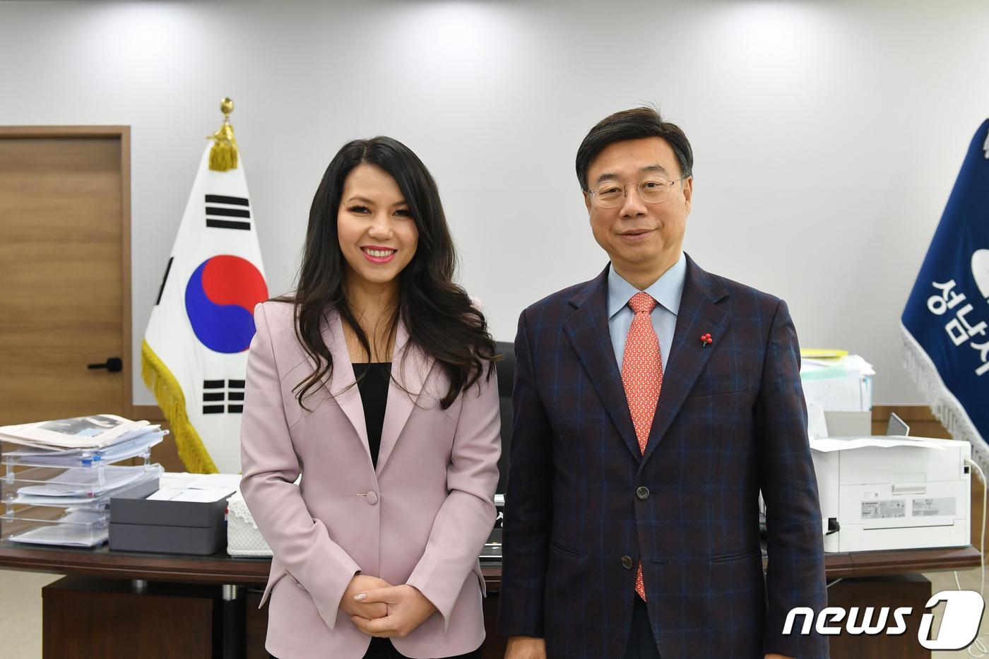 신상진 성남시장&#40;오른쪽&#41;과 찌릉 보톰랑세이 주한 캄보디아 대사.&#40;성남시 제공&#41;