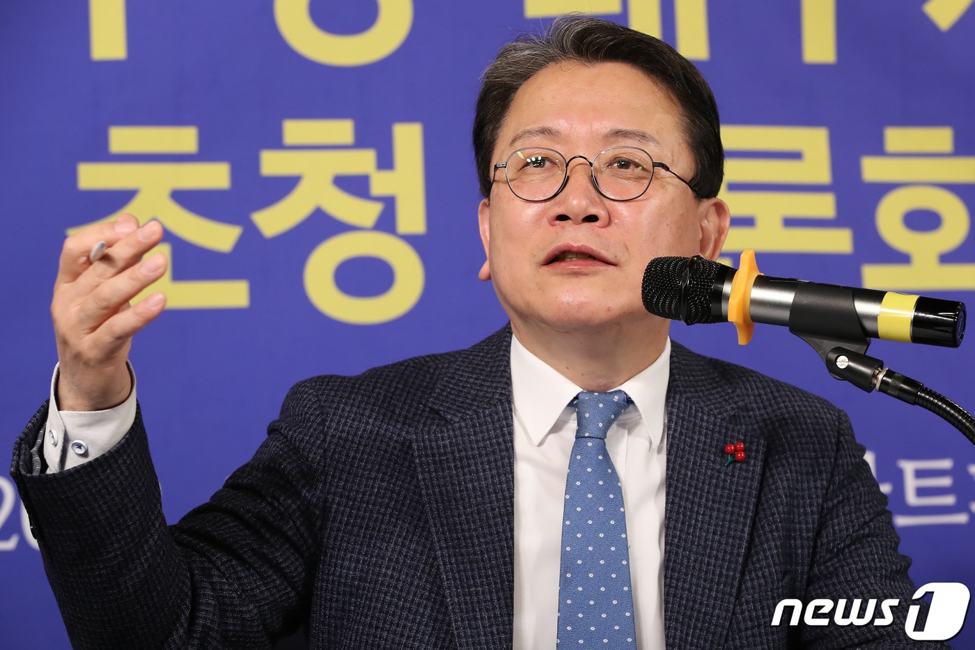 더불어민주당 대구시당이 아파트 관리비 개선과 전세사기 피해자 구제를 위한 특별위원회를 설치했다. 사진은 강민구 시당위원장이 2022년 12월 대구·경북 중견언론인모임 '아시아포럼21' 주최 '제108회 릴레이 정책토론회'에 참석해 현안 질의에 답하는 모습. 2022.12.20/뉴스1 ⓒ News1 공정식 기자