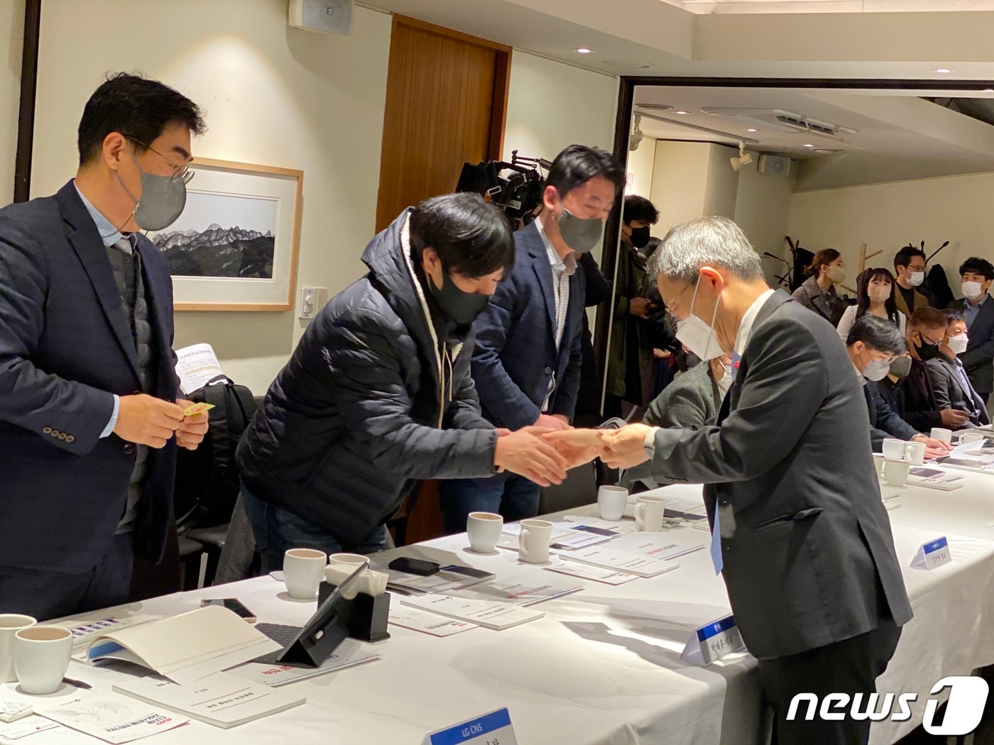 박태훈 왓챠 대표(왼쪽)가 20일 '정보통신(ICT) 수출 활성화를 위한 민관 합동 간담회'에서 이종호 과학기술정보통신부 장관과 인사를 나누고 있다. 2022.12.20/뉴스1 ⓒ News1 이기범 기자