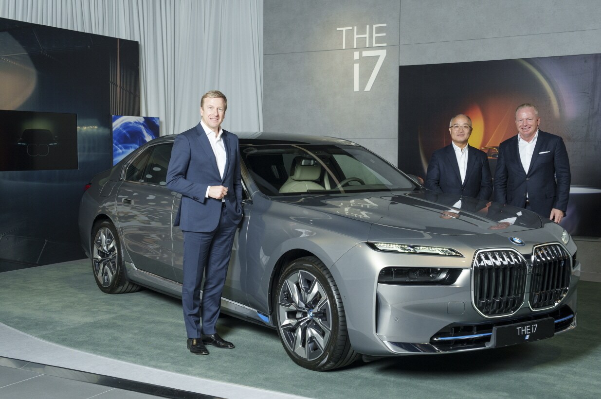 왼쪽부터 올리버 집세 BMW 그룹 회장, 한상윤 BMW 그룹 코리아 대표이사 사장, 장-필립 파랑 BMW 그룹 아태지역 동유럽 중동 및 아프리카 총괄 수석 부사장.( BMW코리아 제공)