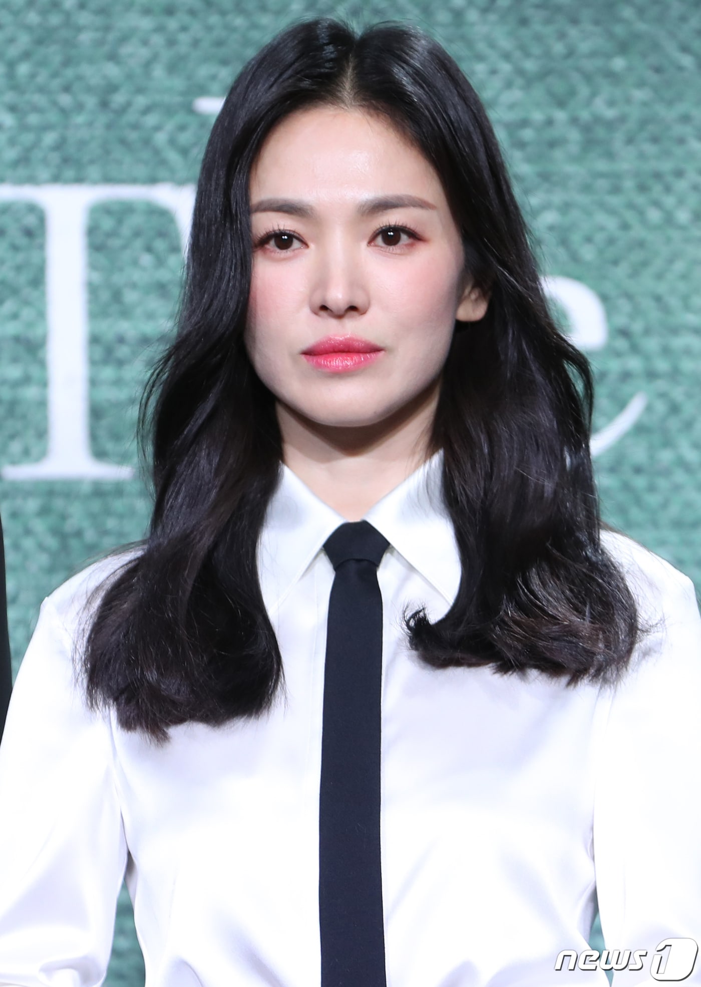 배우 송혜교가 20일 서울 종로구 JW 메리어트 동대문 스퀘어 서울에서 열린 넷플릭스 드라마 '더 글로리' 제작발표회에서 포즈를 취하고 있다. '더 글로리'는 유년 시절 폭력으로 영혼까지 부서진 문동은(송혜교 분)이 온 생을 걸어 치밀하게 준비한 처절한 복수와 그 소용돌이에 빠져드는 이들의 이야기를 그렸다. ‘태양의 후예’를 집필한 김은숙 작가와 배우 송혜교의 두 번째 만남으로 이목이 집중되고 있다. 2022.12.10/뉴스1 ⓒ News1 권현진 기자