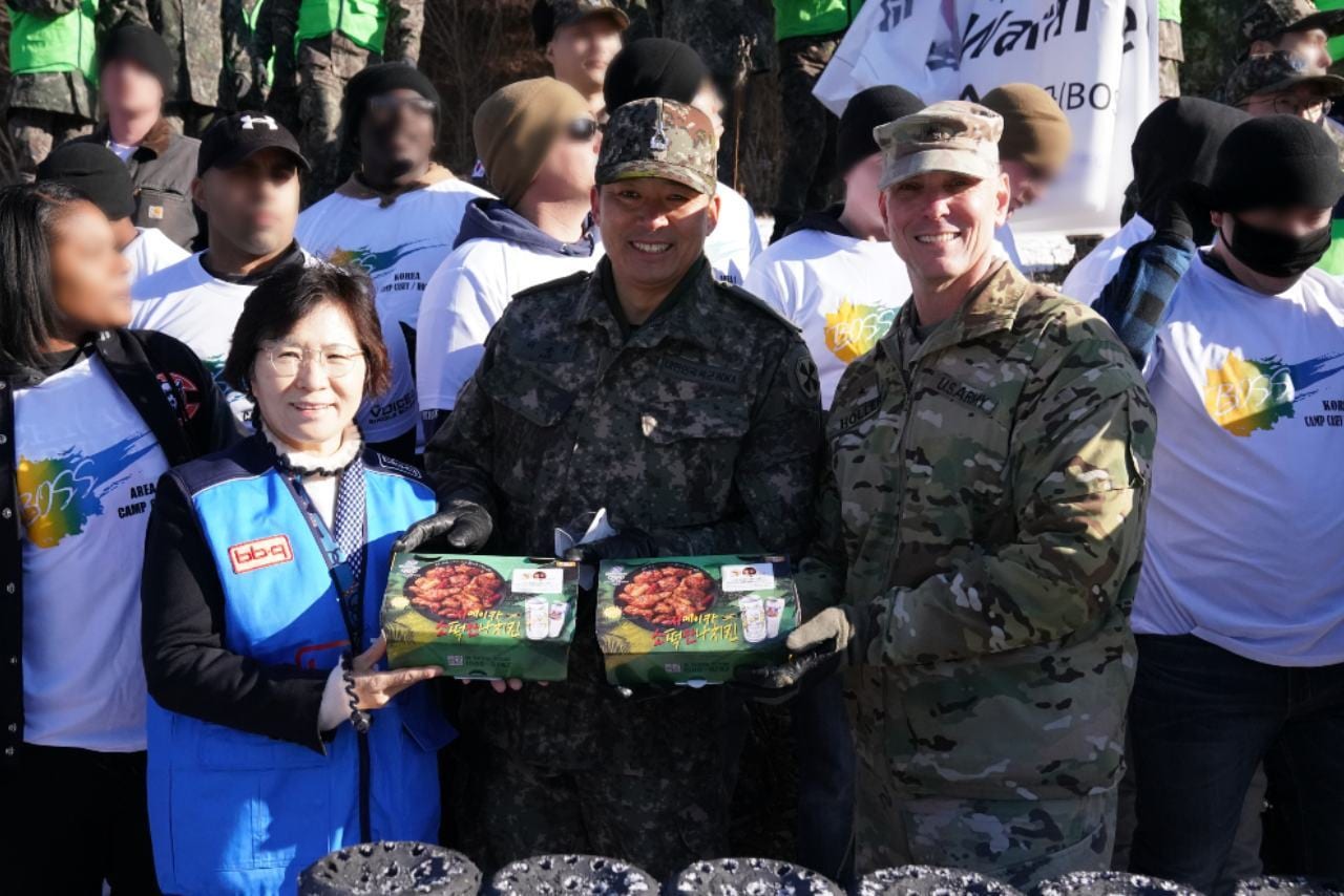 &#40;왼쪽부터&#41;윤경주 제너시스BBQ 그룹 부회장과 미8군 연락단장, 미8군 부사령관이 기념촬영을 하고 있다.&#40;BBQ 제공&#41;