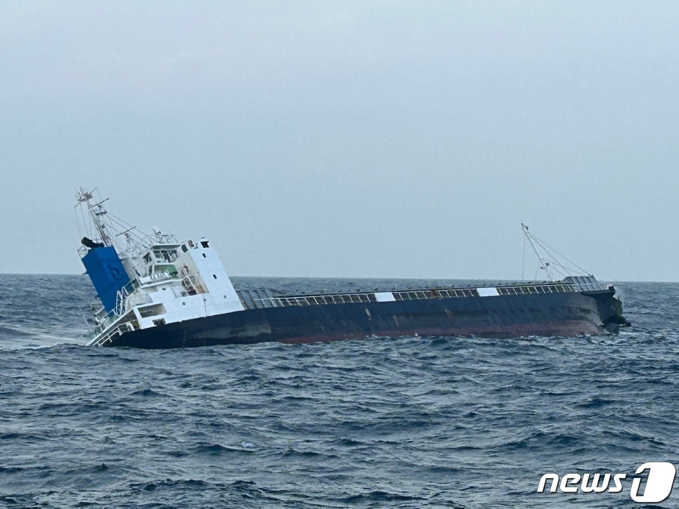 전북 군산 어청도 인근 해상에서 상선 1척이 기울어지는 사고가 발생해 해경이 구조 작업을 벌였다.(군산해경 제공)2022.12.21/뉴스1