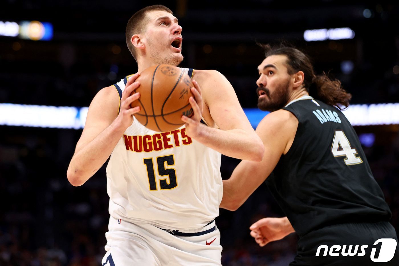 니콜라 요키치(왼쪽)가 21일(한국시간) 멤피스와 경기에서 공을 잡고 있다. ⓒ AFP=뉴스1