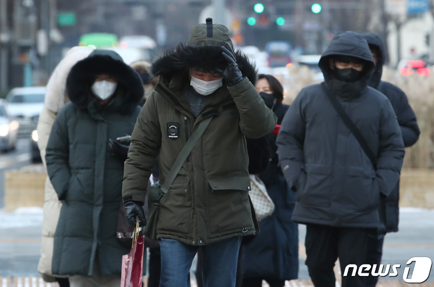 절기상 밤의 길이가 가장 길다는 &#39;동지&#40;冬至&#41;&#39;인 22일 오전 서울 종로구 광화문네거리에서 두꺼운 옷을 입은 시민들이 발걸음을 옮기고 있다. 2022.12.22/뉴스1 ⓒ News1 김민지 기자