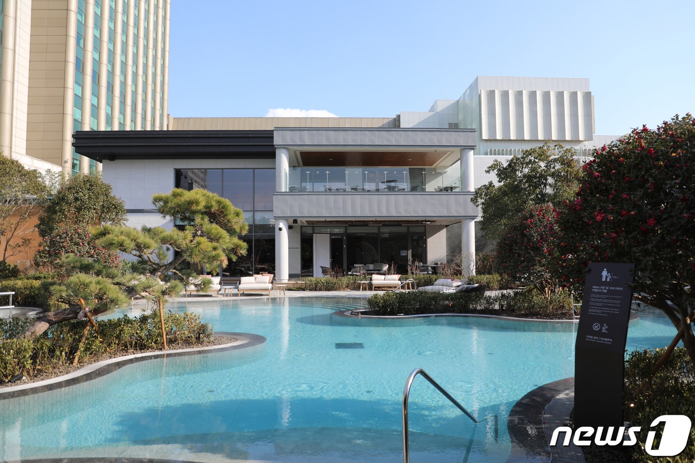 부산롯데호텔 아웃도어 스위밍풀과 풀 카페 앤 바 전경