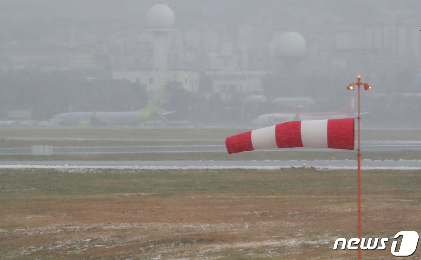 제주국제공항에 강풍이 불고 있다.ⓒ News1 DB