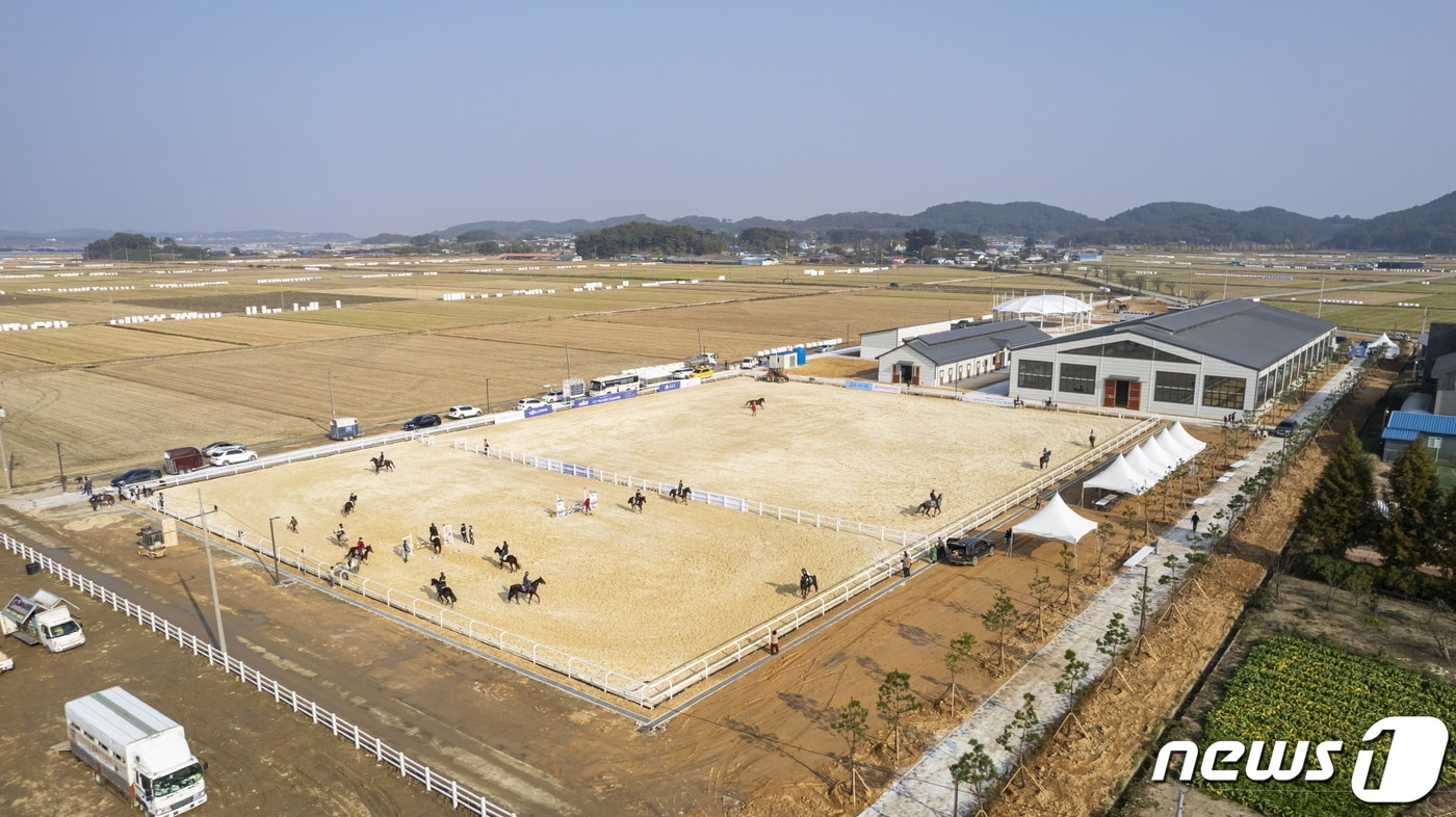 전북 익산시가 대규모 승마 인프라로 명실상부 스포츠 관광도시로 떠오르고 있다. 첫 달인 지난 3월부터 현재까지 공공승마장 이용 횟수는 총 4000여 건으로 나타났다. 월 평균 434명이 승마장을 이용한 수치다.(익산시 제공)2022.12.26./뉴스1
