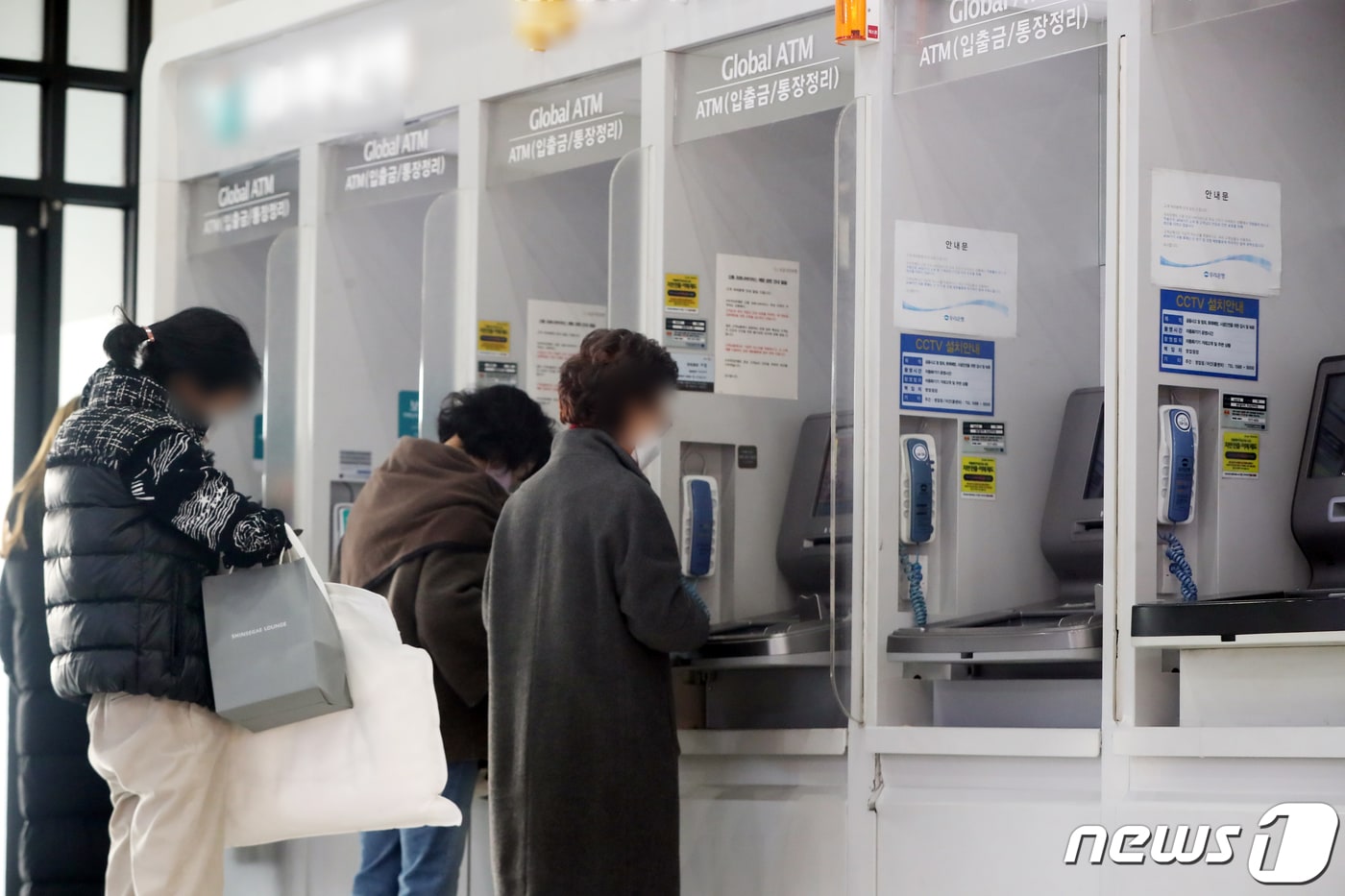 2022년 12월 서울 시내 한 건물에 설치된 은행의 현금인출기(ATM). 뉴스1 ⓒ News1 황기선 기자
