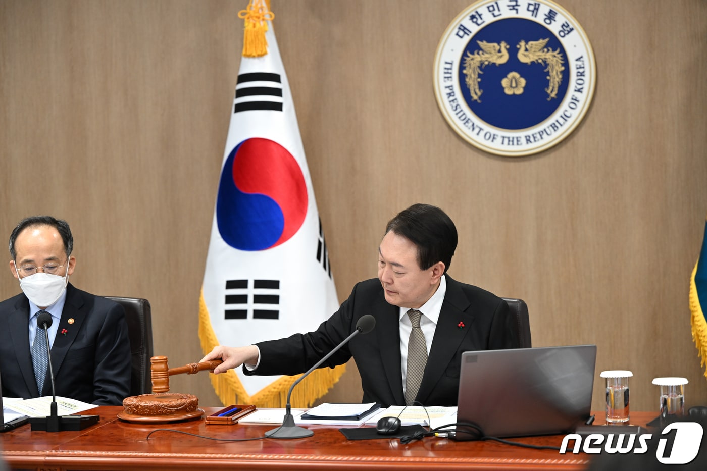 윤석열 대통령이 27일 용산 대통령실 청사에서 열린 국무회의를 주재하고 있다. 정부는 이날 이명박 전 대통령, 김경수 전 경남지사를 비롯해 정치인·공직자, 선거사범, 특별배려 수형자 등 1373명에 대한 신년 특별사면을 단행했다. (대통령실 제공) 2022.12.27/뉴스1 ⓒ News1 오대일 기자