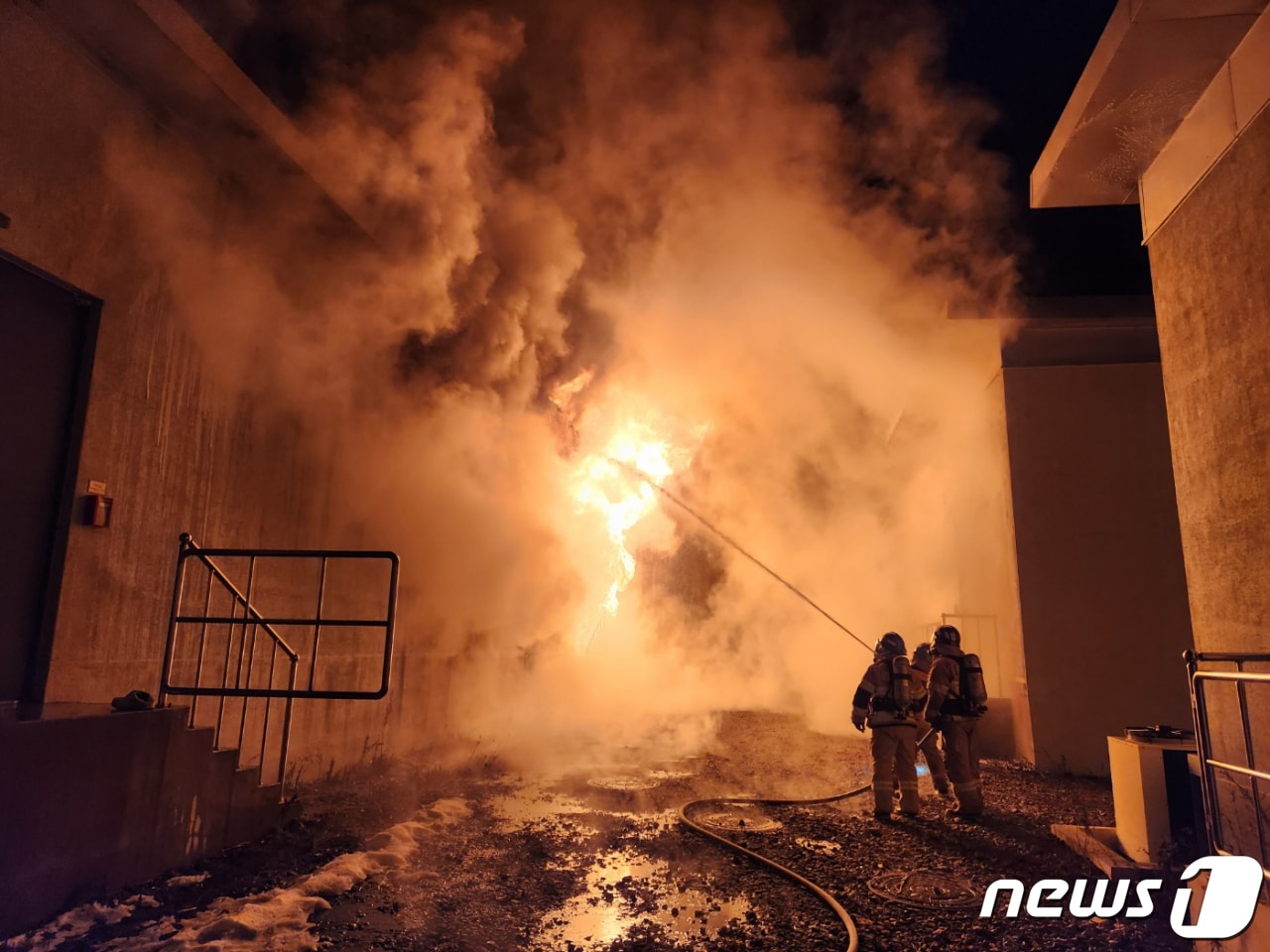 영암 태양광 발전소 ESS 화재 진화 난항... 배터리 폭발 위험