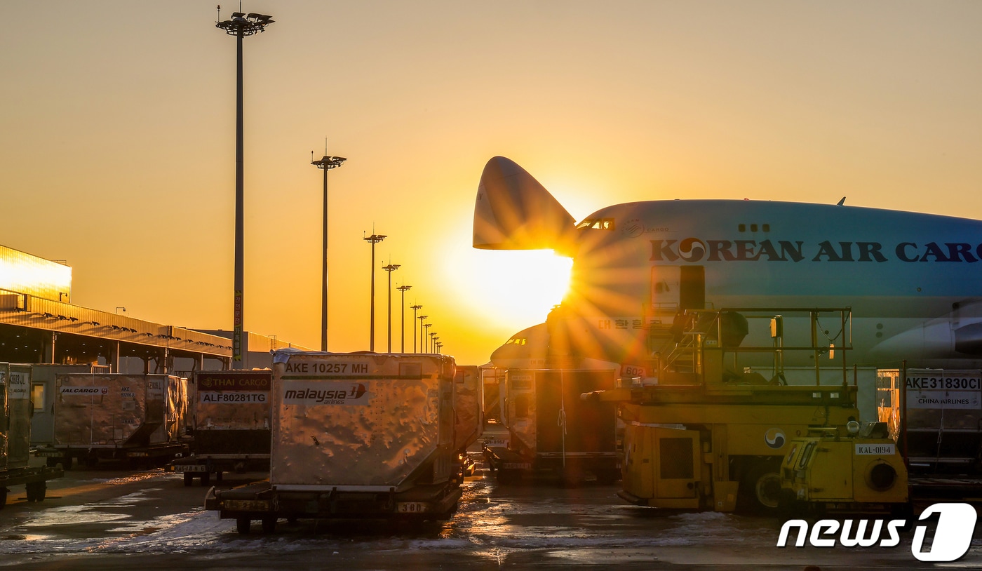 임인년(壬寅年) 12월의 태양이 인천국제공항 화물터미널에 계류 중인 대한항공 화물기 너머 하늘을 붉게 물들이며 내려앉고 있다. 2022.12.30/뉴스1 ⓒ News1 민경석 기자