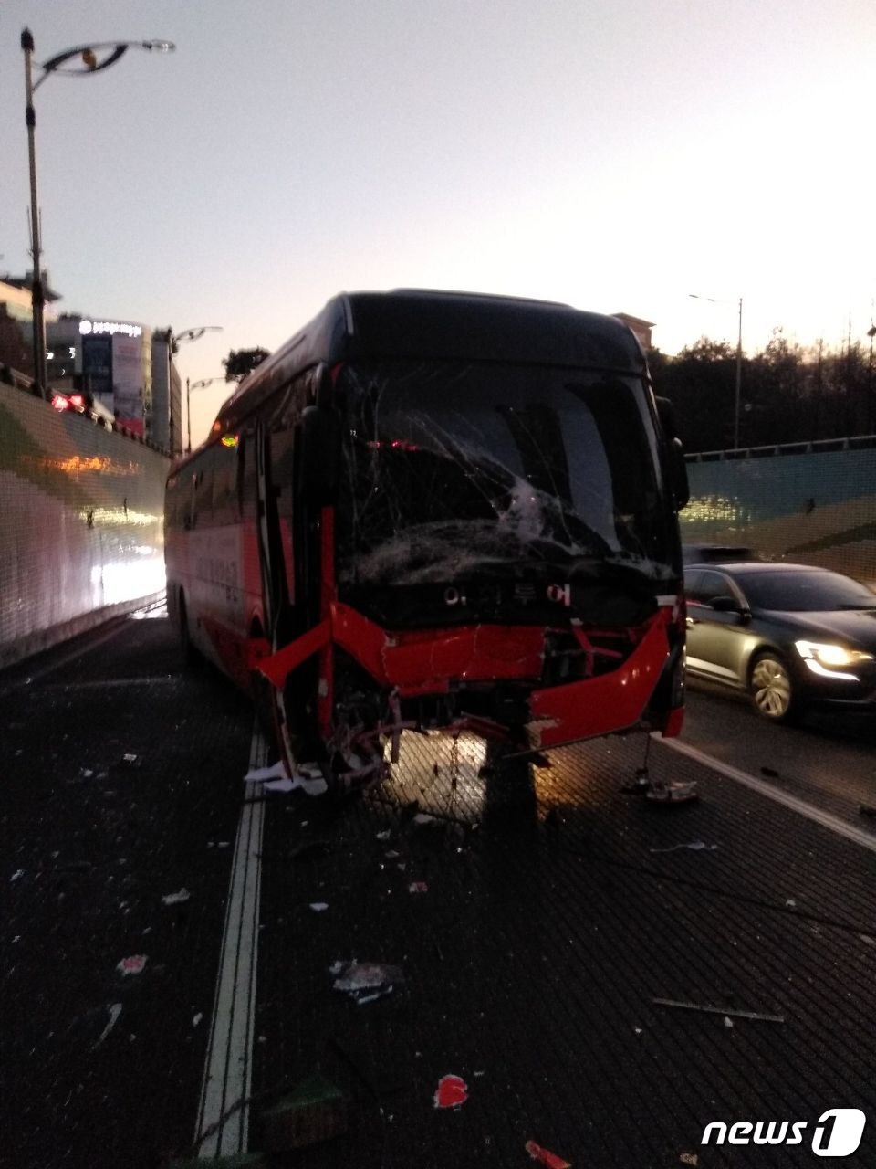 동탄 지하차도에서 기업체 통근버스와 지게차 간 추돌사고가 발생했다.