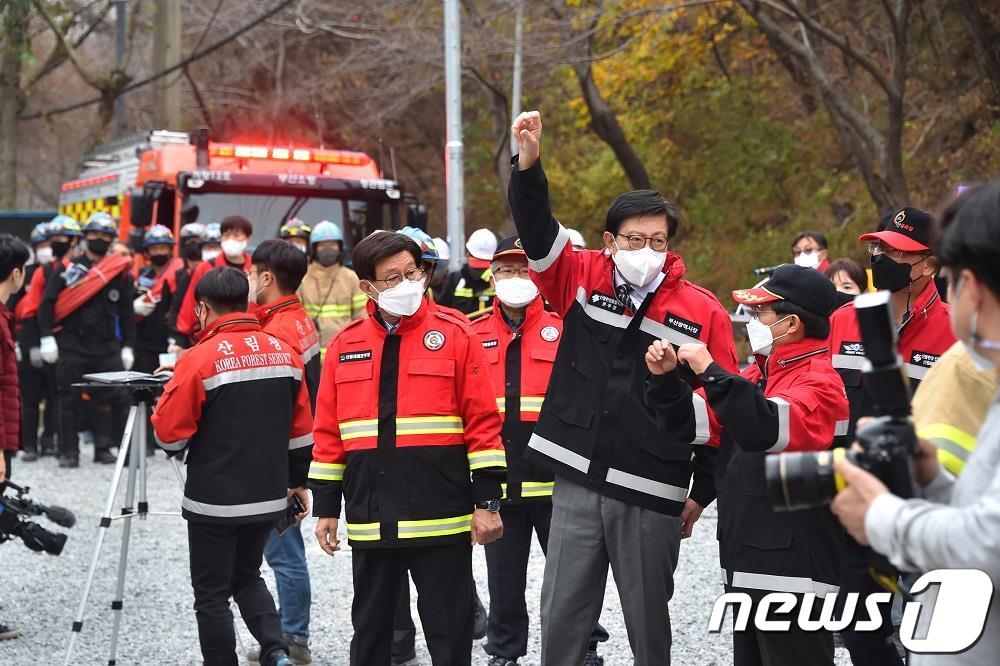 박형준 부산시장이 산불진화 합동훈련에 참여해 현장을 점검하고 있다.2022.11.22&#40;부산시 제공&#41; 