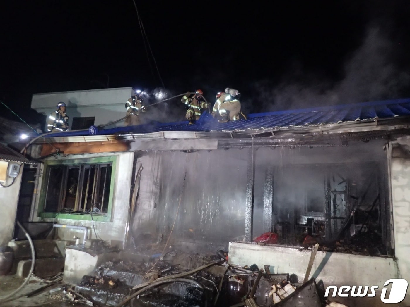 29일 오후 7시19분께 부산 기장군 장안읍 한 단독주택에서 불이 나 소방이 진화하고 있다.&#40;부산소방재난본부 제공&#41;