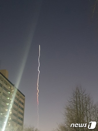 30일 서울과 인천, 경기, 충남, 강원 등 전국 곳곳에서 미확인 비행체가 목격됐다. . (독자제공) 2022.12.30/뉴스1 ⓒ News1 임세영 기자