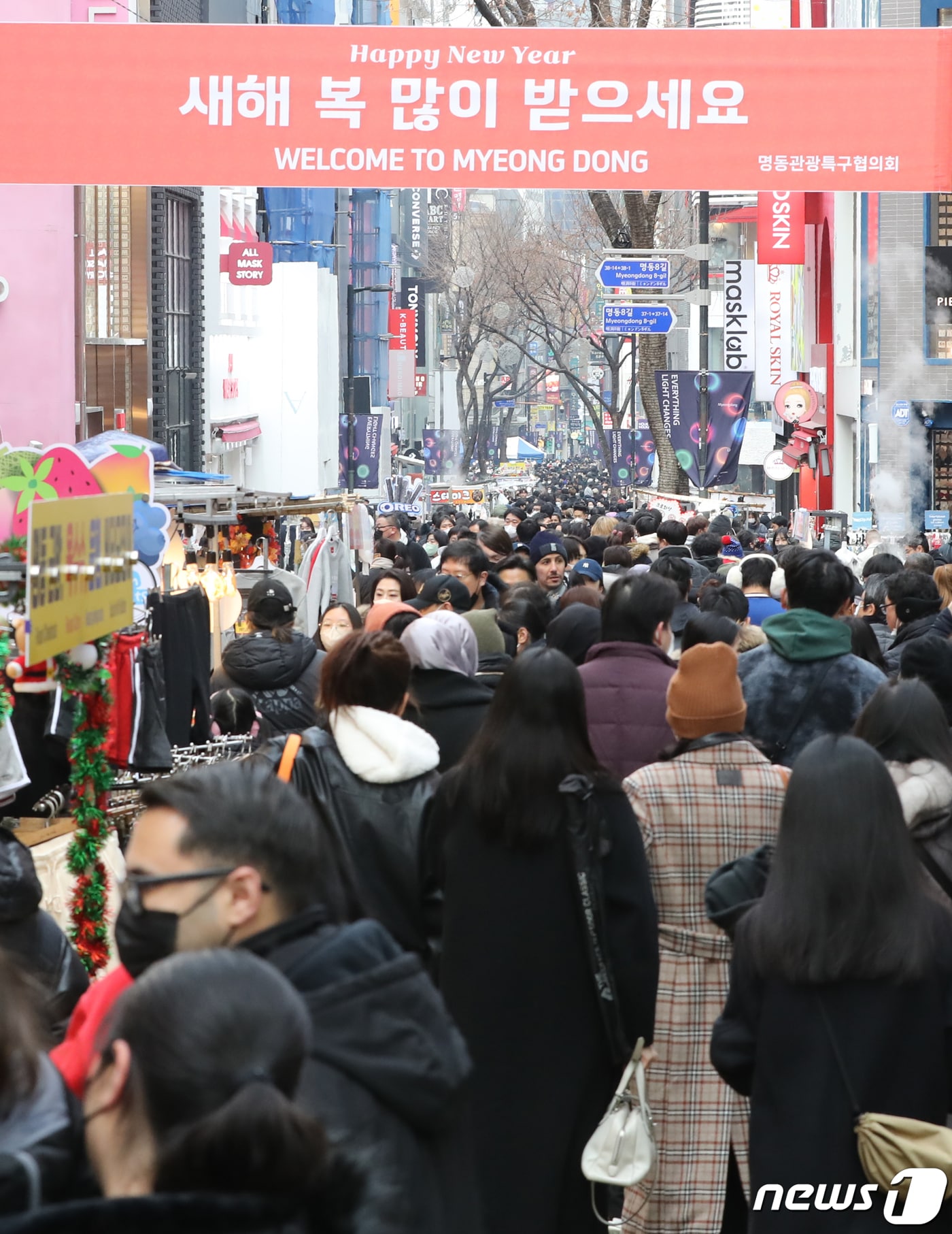 31일 서울 중구 명동거리가 올해 마지막 날을 즐기려는 관광객들로 북적이고 있다./뉴스1 ⓒ News1 장수영 기자