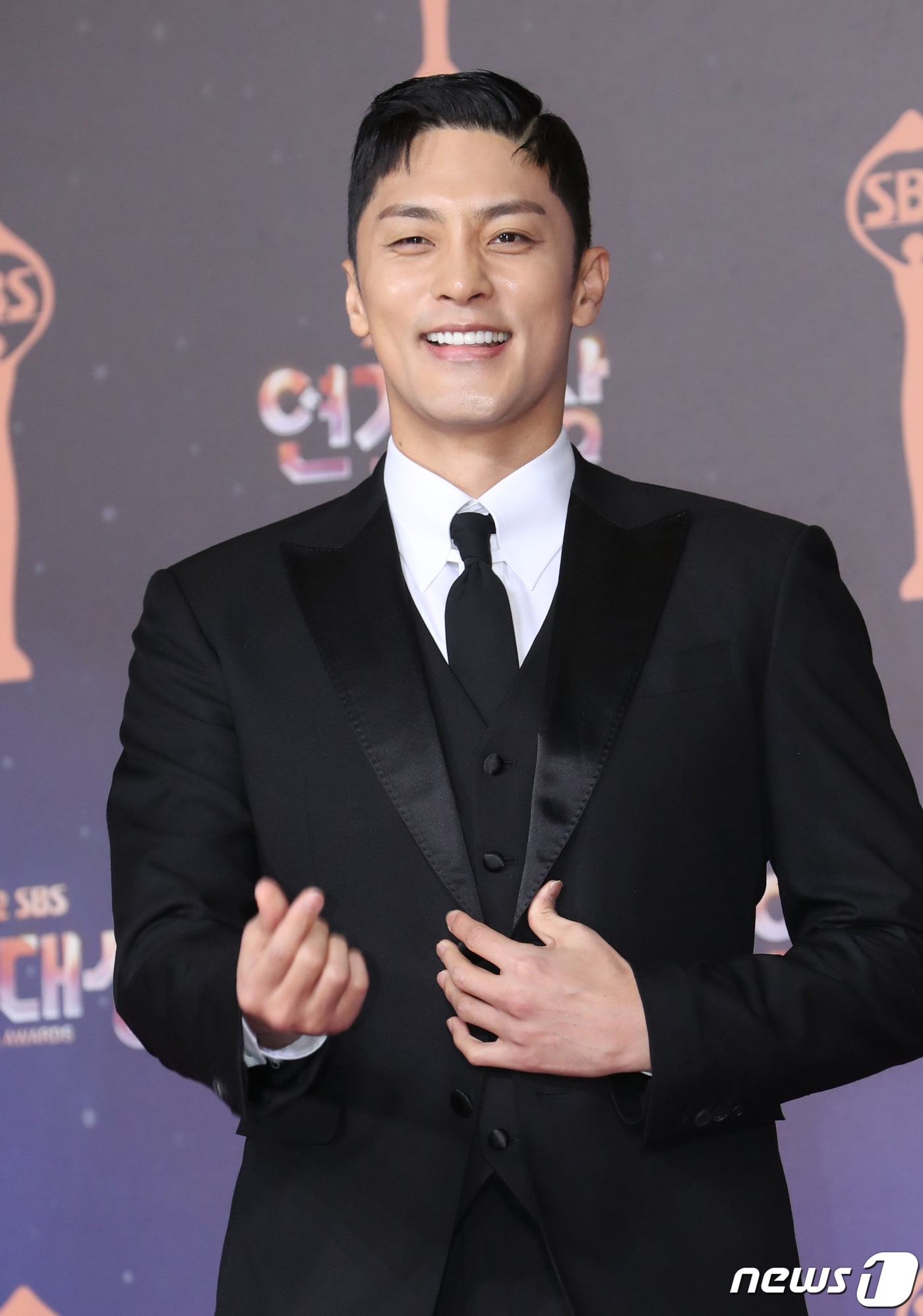 배우 성훈이 31일 오후 서울 상암동 SBS 프리즘타워에서 진행된 '2022 SBS 연기대상' 레드카펫 행사에서 포즈를 취하고 있다. 2022.12.31/뉴스1 ⓒ News1 권현진 기자