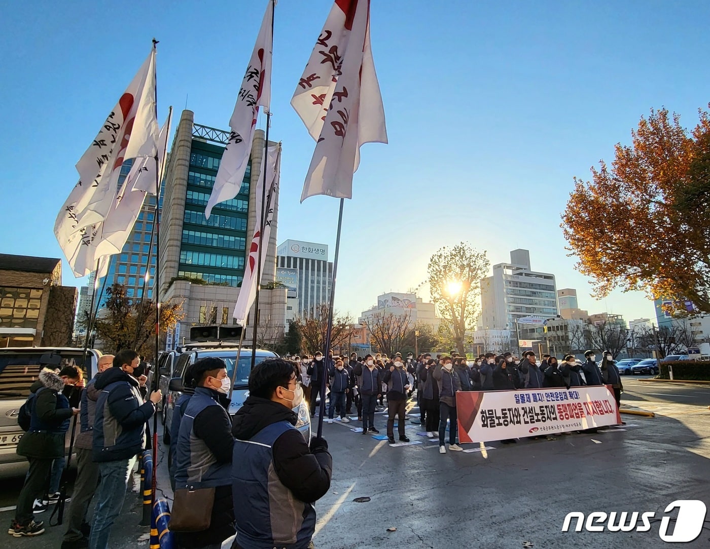 전국공무원노동조합 대구지역본부 조합원들이 5일 오후 대구시청 동인청사 주차장에서 &#39;점심시간 휴무제 반대하는 홍준표 시장 규탄 집회&#39;를 열고 있다. &#40;사진은 기사 내용과 무관함&#41; 2022.12.5/뉴스1 ⓒ News1 남승렬 기자