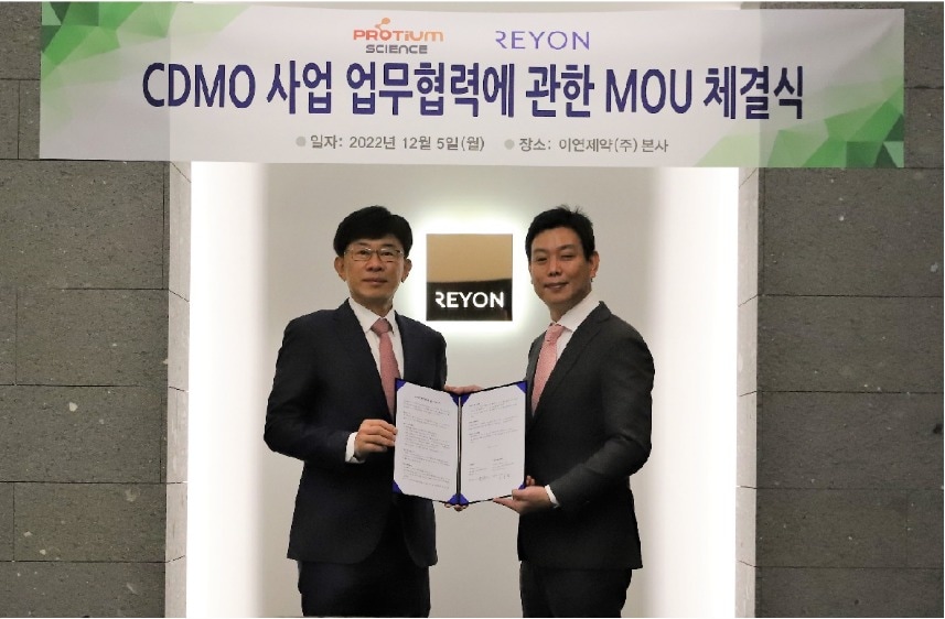 김훈택 프로티움사이언스 대표(왼쪽)와 유용환 이연제약 대표(프로티움사이언스 제공)