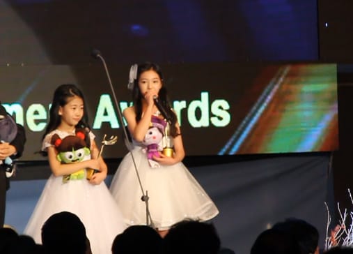 아역배우 박민하와 함께 김채윤 양이 지난 대상에서 공동 아역상을 수상한 모습(한국아역배우협회 제공)