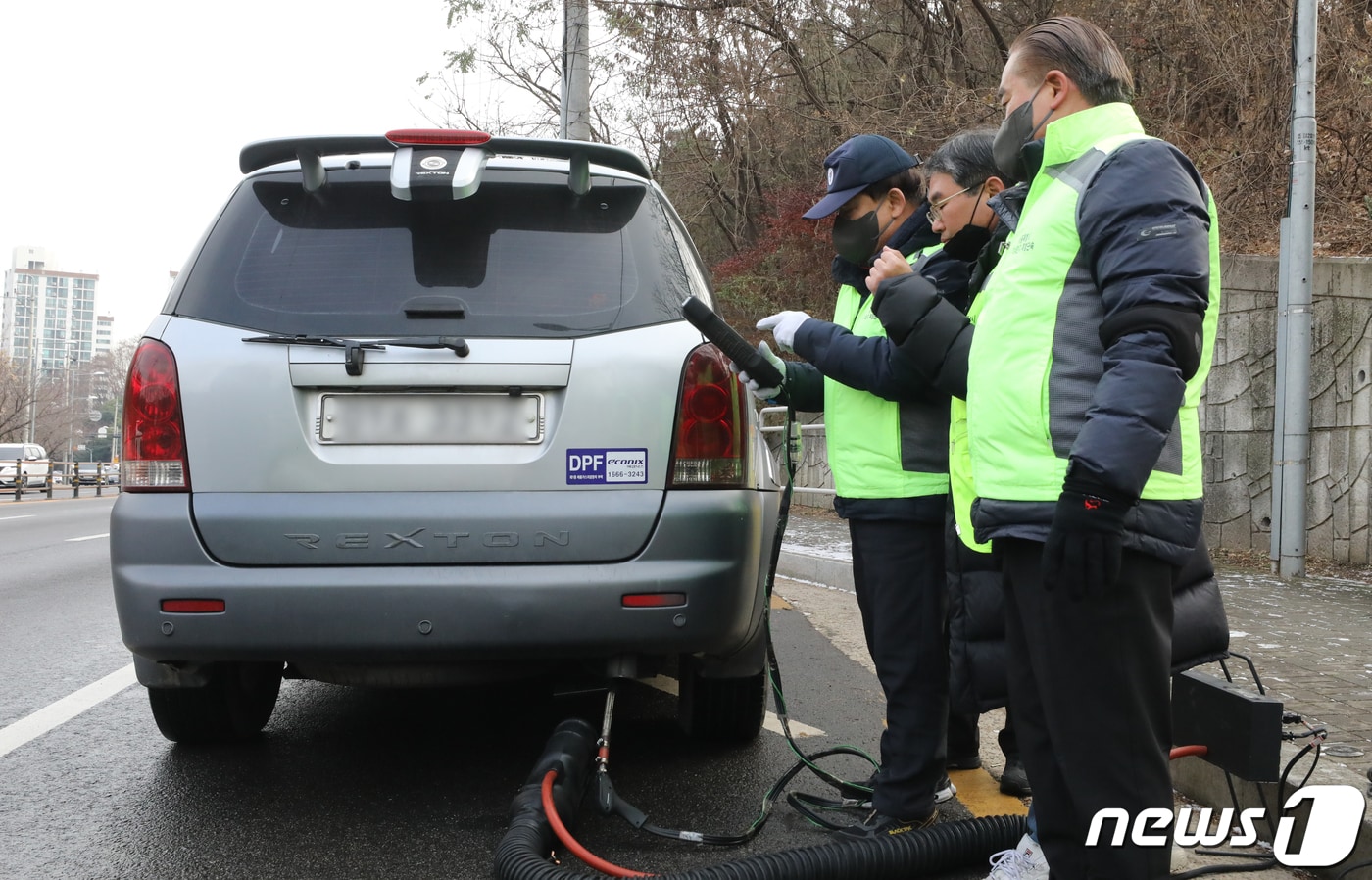 서울시 공무원들이 6일 서울 양천구 신정로 서부화물터미널 인근에서 배출가스 5등급 차량에 설치된 배출가스 저감장치(DPF) 작동 상태를 점검하고 있다. (사진은 기사 내용과 무관함) / 뉴스1 ⓒ News1