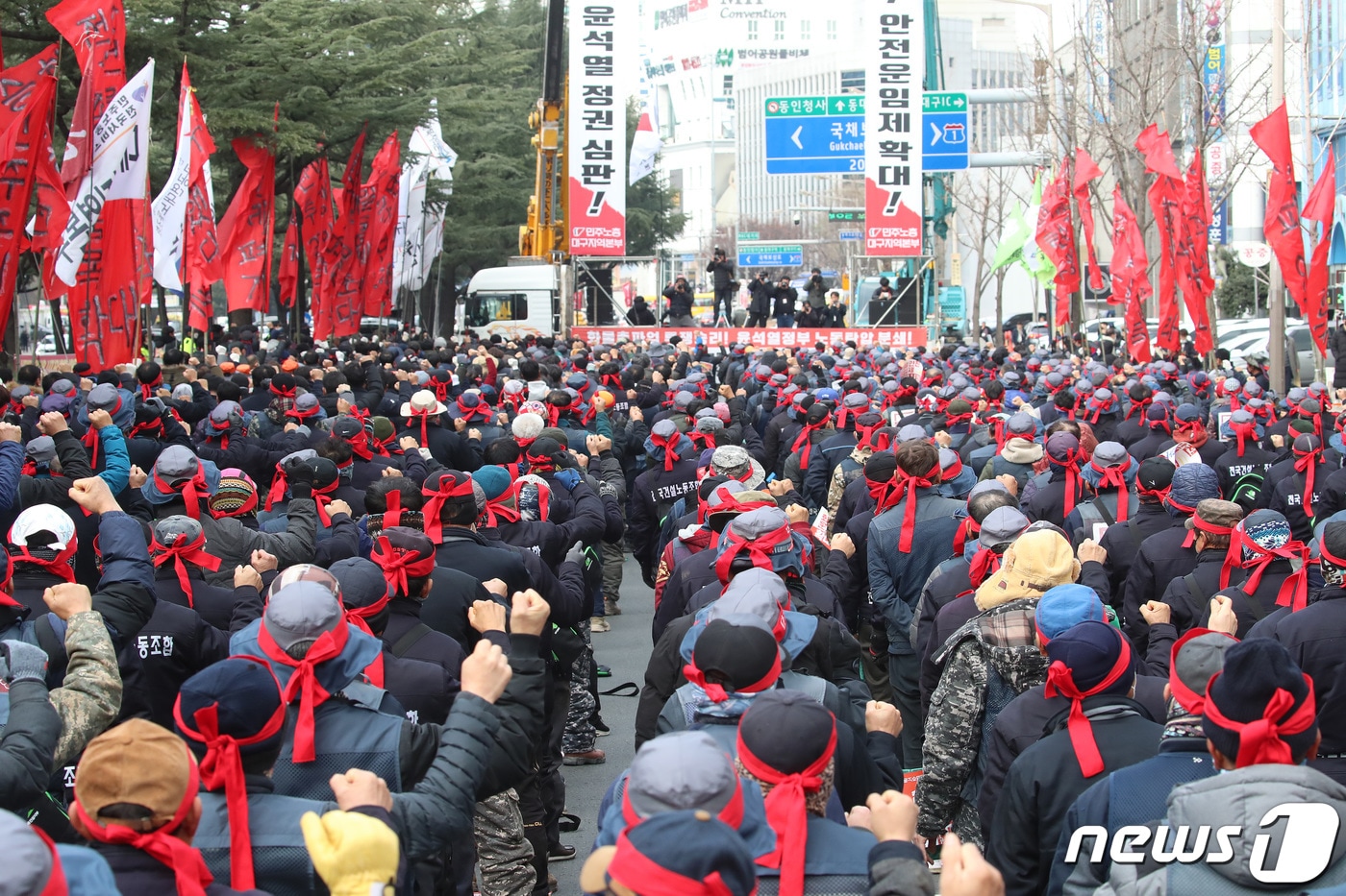 6일 오후 대구 수성구 범어동 국민의힘 대구시당 앞에서 열린 민주노총 대구지역본부 총파업·총력투쟁대회에서 노조원들이 구호를 외치고 있다. 2022.12.6/뉴스1 ⓒ News1 공정식 기자