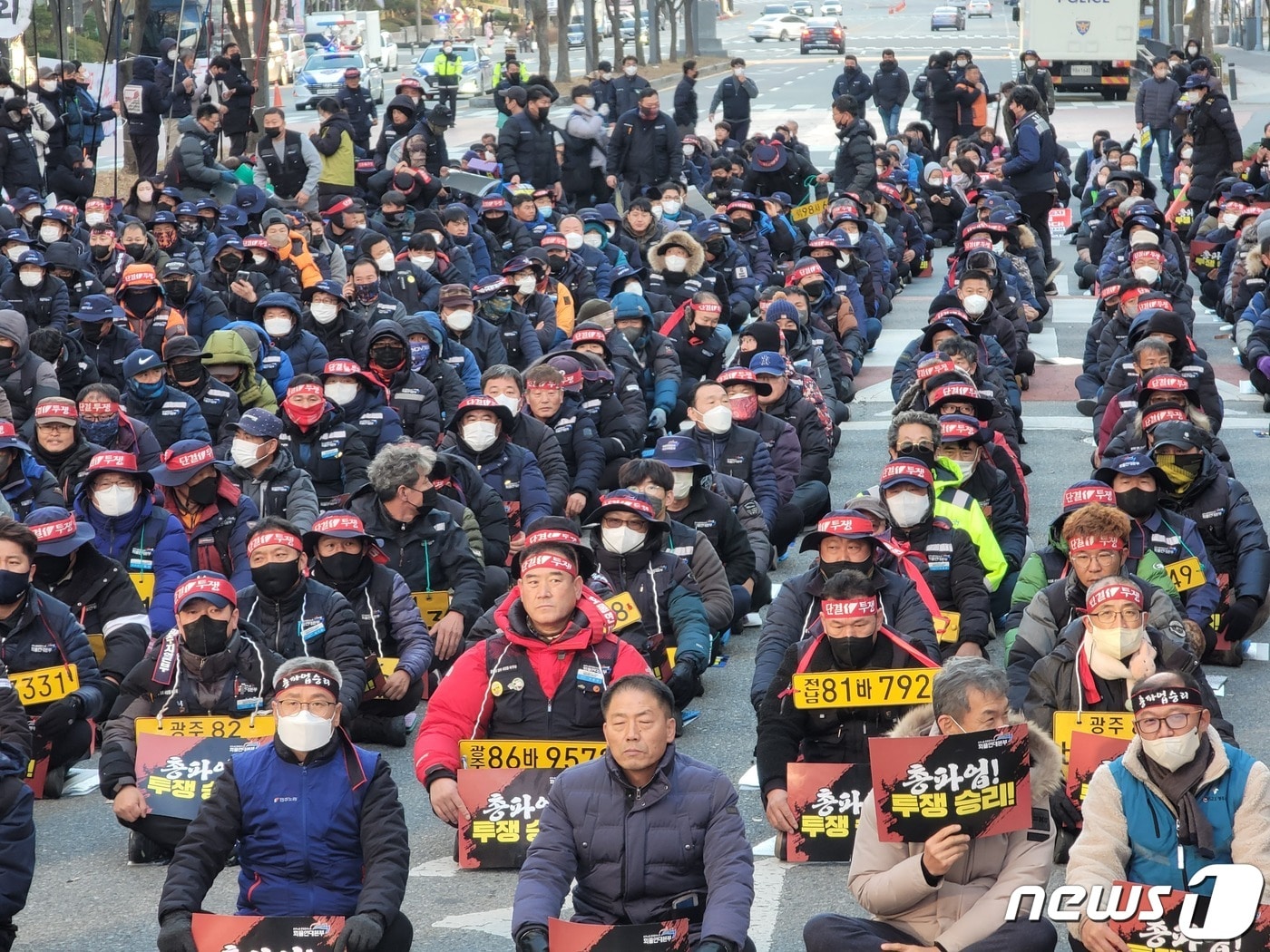 6일 오후 광주 서구 치평동 국민의힘 광주시당 앞에서 민주노총 광주본부 조합원들이 결의대회를 하고 있다.&#40;민주노총 제공&#41;2022.12.6/뉴스1 