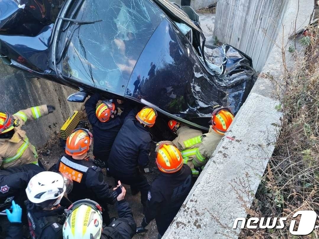 강원 강릉시 홍제동 한 도로 배수로 차량 추락 사고 현장.&#40;강릉소방서 제공&#41;