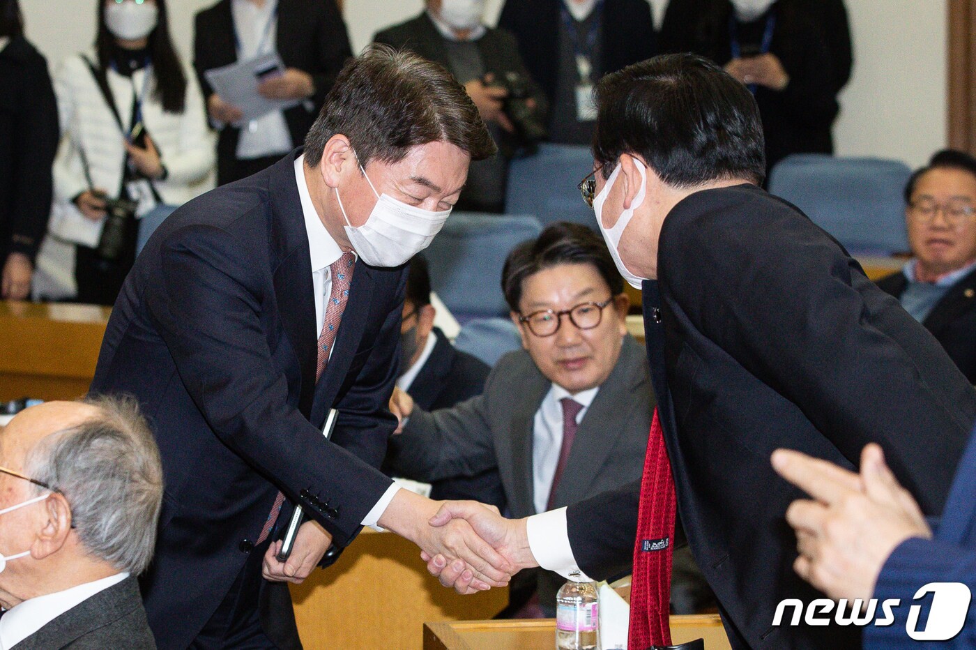 안철수 국민의힘 의원이 7일 서울 여의도 국회 의원회관에서 열린 국민의힘 공부모임 '국민공감' 첫 모임에서 참석 의원들과 인사를 나누고 있다. 국민공감은 지난 지방선거 승리 이후 친윤계 의원들이 주축이 된 민들레가 이름을 바꾼 모임이다. 2022.12.7/뉴스1 ⓒ News1 유승관 기자