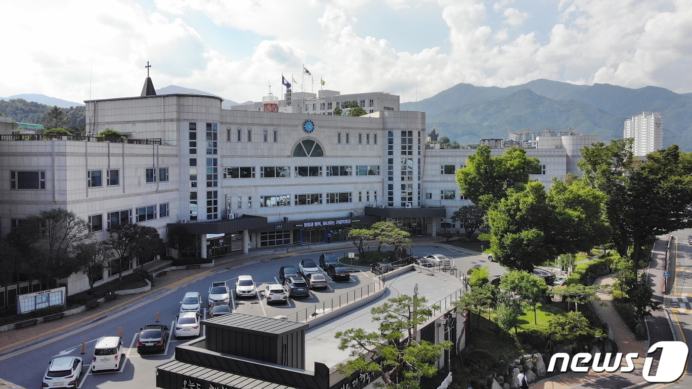 가평군청 전경.