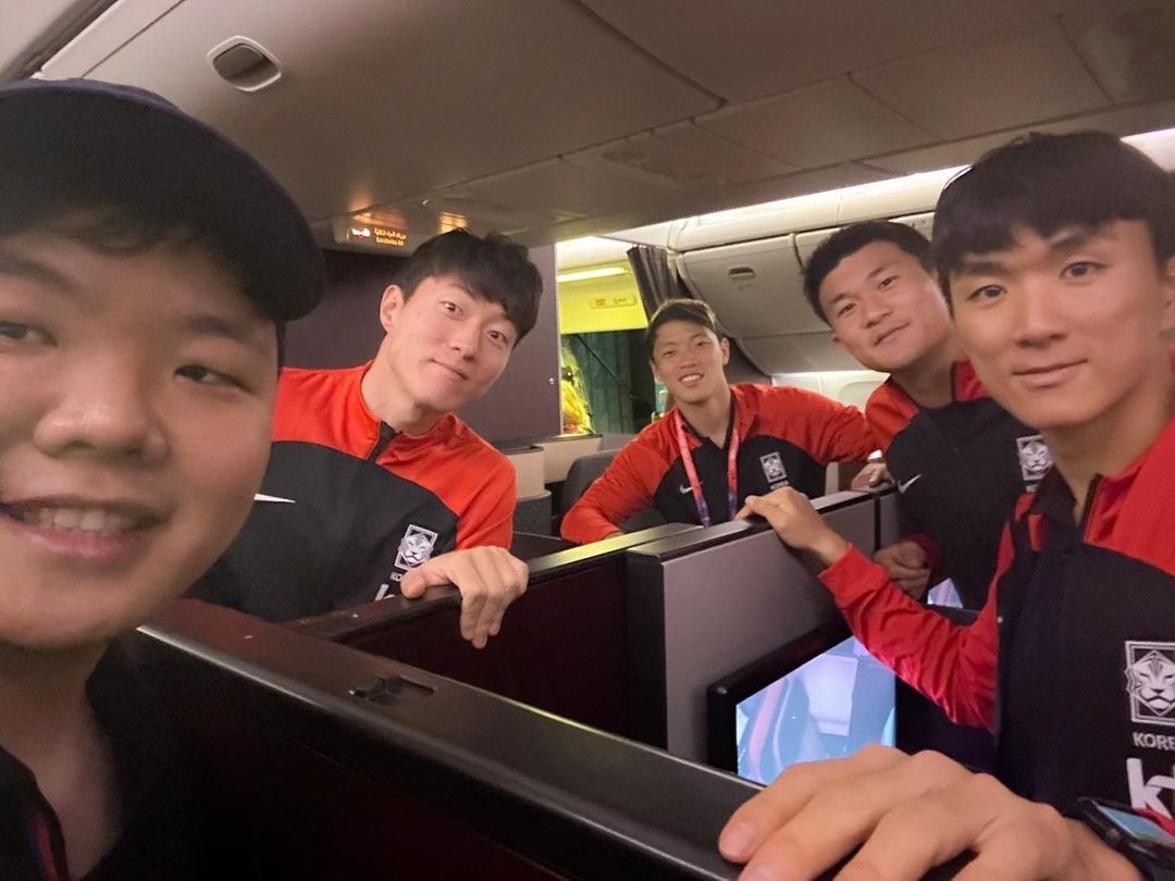 115만 구독자를 보유한 유튜버 '곽튜브'가 7일 귀국 항공편에서 대한민국 축구대표팀을 이끄는 파울루 벤투 감독과 선수들을 마주쳤다. (인스타그램 갈무리)