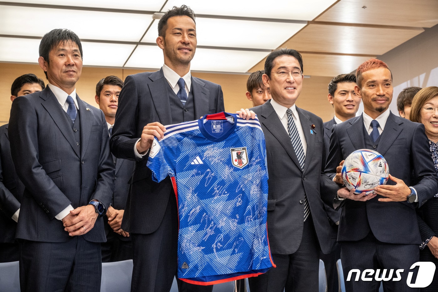 8일 일본 도쿄 총리 관저에서 일본 축구 국가대표팀 선수들이 기시다 후미오 총리와 함께 사진을 찍고 있다. 일본팀은 2022 카타르 월드컵에서 16강에 올랐지만 크로아티아에 패했다. 왼쪽부터 모리야스 하지메 감독, 요시다 마야 선수, 기시다 총리, 나가토모 유토 선수. ⓒ 로이터=뉴스1 ⓒ News1 권진영 기자