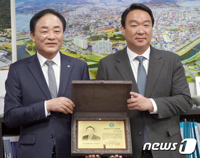 한국수산산업연합회 국감 우수 국회의원으로 선정된 정희용 국민의힘 의원&#40;오른쪽&#41;이 감사패를 받고 있다. &#40;정희용의원실 제공&#41; 2022.12.8/뉴스1