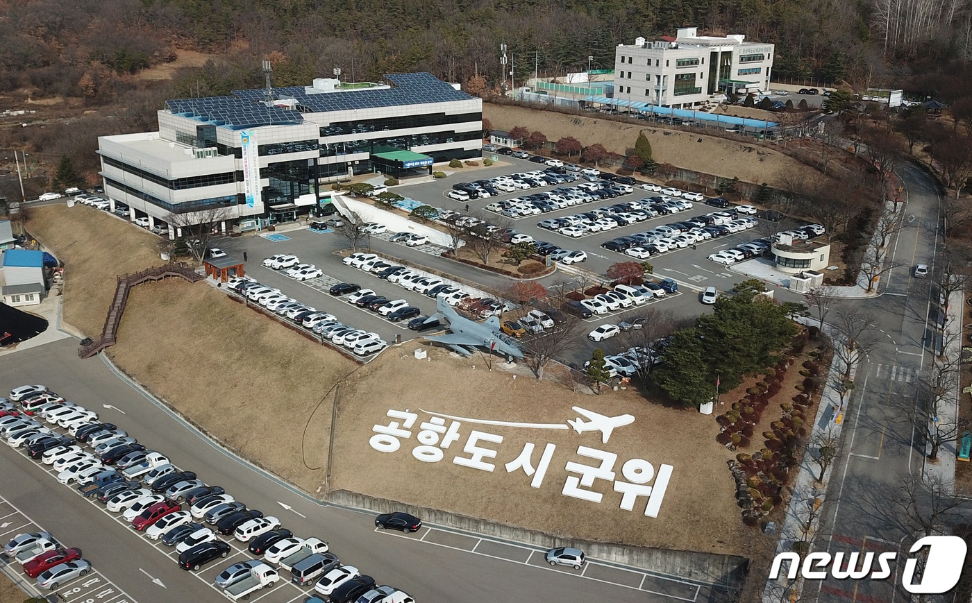 경북 군위군의 대구시 편입을 위한 관할구역 변경에 관한 법률안이 지난 1일 국회 행정안전위원회, 7일 법제사법위원회를 거쳐 8일 국회 본회의를 통과했다. 이에 따라 군위군은 내년 7월1일 대구시에 편입된다. 사진은 9일 오후 군위군청 전경. 2022.12.9/뉴스1 ⓒ News1 공정식 기자