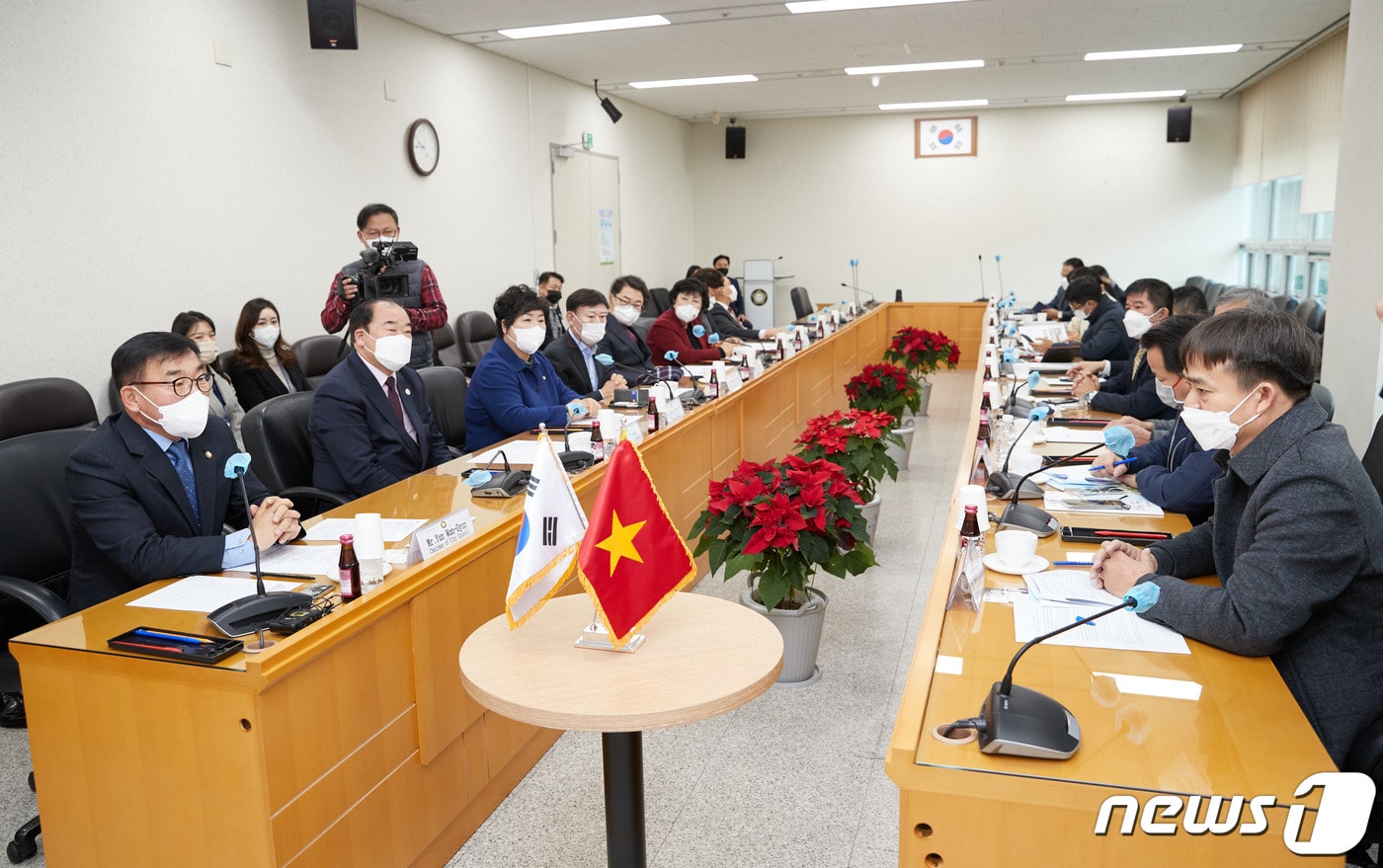 용인특례시의회 의장단(왼쪽)이 베트남 꽝남성 땀끼시 대표단과 간담회를 하고 있는 모습.(용인시의회 제공)