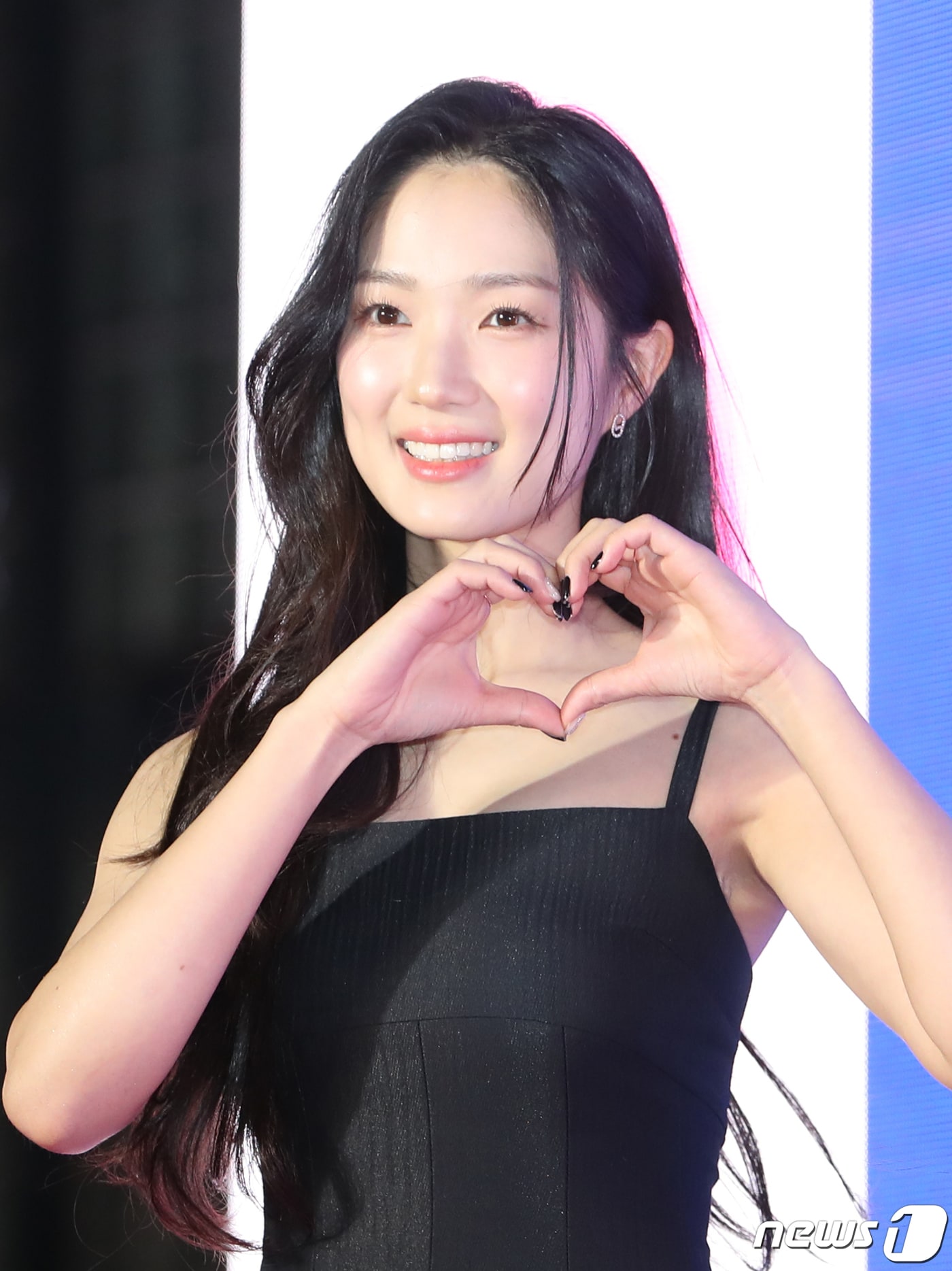 배우 김혜윤이 9일 오후 서울 광진구 건국대학교 새천년홀에서 진행된 ‘제58회 대종상 영화제’에서 하트를 그리고 있다. 2022.12.9/뉴스1 ⓒ News1 권현진 기자